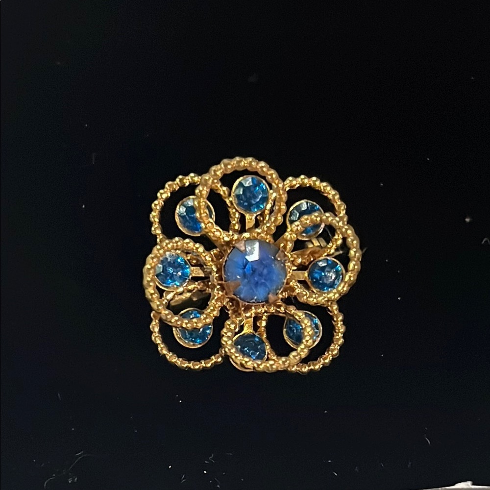 Elegant Gold and Blue Gem Brooch